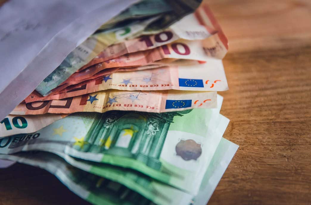 Χαρτονομίσματα ευρώ και κάρτα για ανάληψη χρημάτων από ΑΤΜ