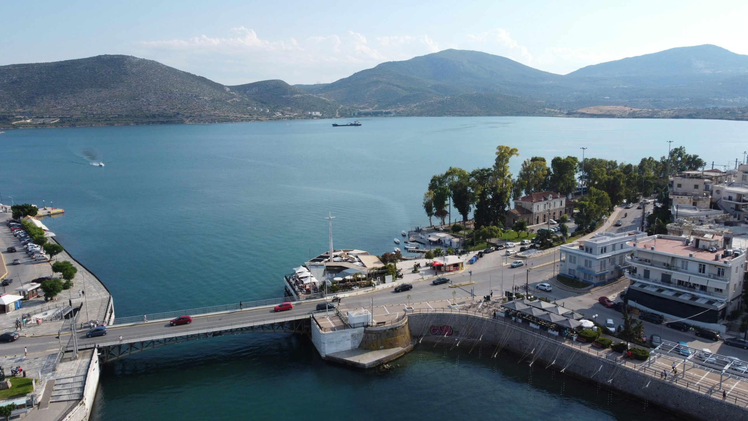 Αεροφωτογραφία της γέφυρας Χαλκίδας πάνω από τον Εύριπο, με θέα στο λιμάνι, τα βουνά της Εύβοιας και την παραλιακή της πόλης