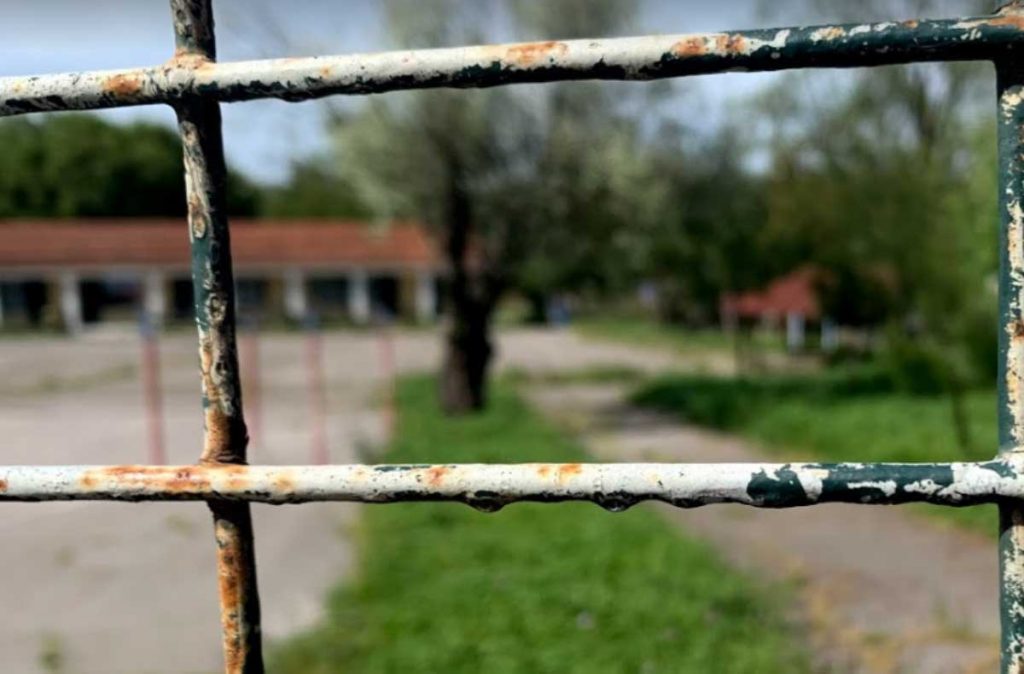 Σκουριασμένα κάγκελα σε αυλή σχολείου στην Εύβοια - Φωτογραφία αρχείου για το 1ο Πρότυπο Λύκειο Χαλκίδας