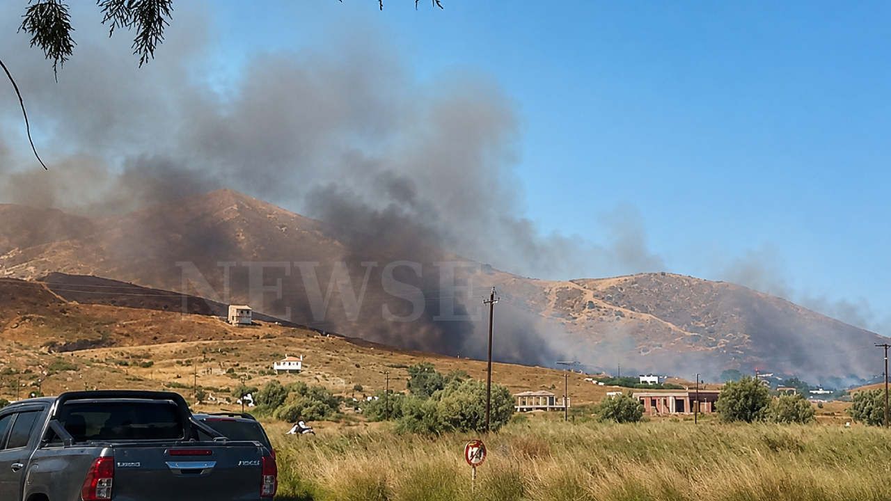 Πυκνός καπνός καλύπτει τους λόφους της Καρύστου στην Εύβοια από την πυρκαγιά που μαίνεται στην περιοχή