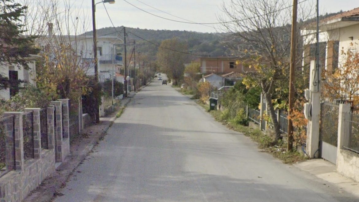Εναλλακτικό Όνομα / Κείμενο (Alt Text): Πανοραμική αόριστη φωτογραφία από το χωριό Αυλωνάρι με παραδοσιακά σπίτια κάτω από το φως της ημέρας